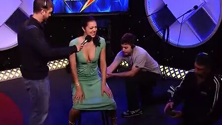 Howard Stern e Adrianne Curry (supermodelo) experimentam o Sybian
