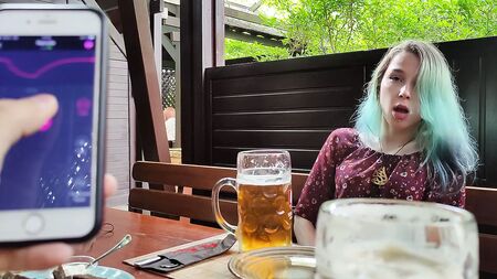Controlo remoto do orgasmo da minha meia-irmã num bar!