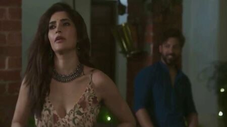 Karishma Tanna numa cena de «Lahore Confidential»