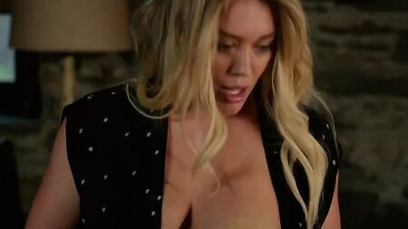 Hilary Duff - Younger (exibição de seio censurada)