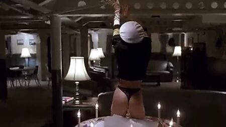 Compilação de Erika Eleniak em «Under Siege» (em topless)