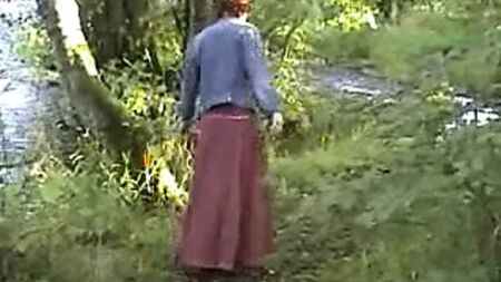Esposa exibicionista madura masturba-se à beira do rio