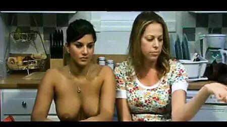 A entrevista de Sunny Leone em topless