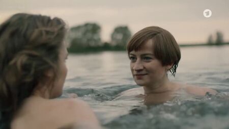 Nina Gummich, Alicia von Rittberg Nude - Lotte na Bauhaus (2019) 720p Ver online / Nina Gummich, Alicia von Rittberg - Bauhaus