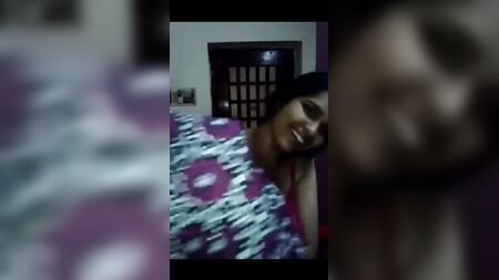 A senhora tamil muda de roupa depois de fazer sexo com o namorado