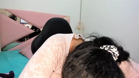 A latina Amanda mostra os seios enormes e as aréolas
