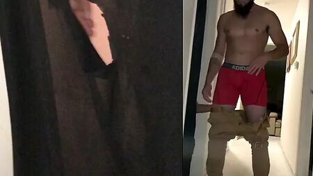 Um homem heterossexual recebe sexo oral de um travesti