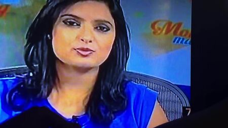 Homenagem com esperma à apresentadora de notícias sensual