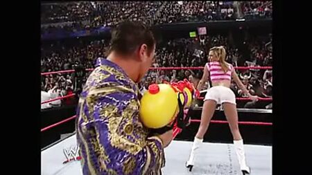 WWE - Stacy Keibler em calções brancos a ser molhada por uma pistola de água