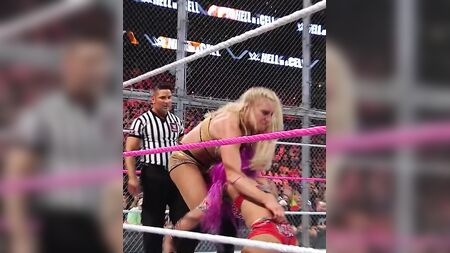 WWE - Sasha Banks é atirada ao chão por Charlotte Flair