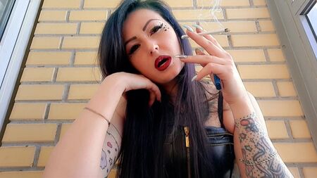 Fetiche pelo cigarro, pela Dominatrix Nika
