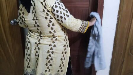 (A tia punjabi e a foda brutal com o próprio filho) Tia indiana sensual fodida pelo enteado enquanto limpava a casa - Sexo obsceno