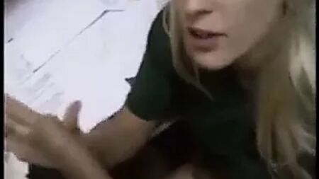 Rapariga checa a foder e a esguichar no trabalho