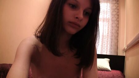 A adolescente de seios pequenos Liona numa selfie com meias pretas