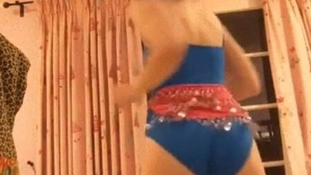Lily Mo Sheen a abanar o rabo