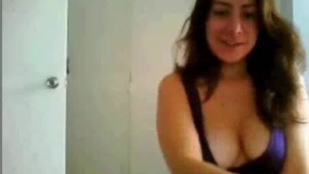 Rapariga brasileira com uma amiga na webcam