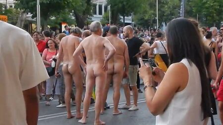 homens nus em público