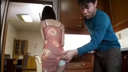 Mãe japonesa seduz o amigo do enteado - Capítulo 1