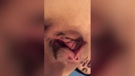 Uma morena deslumbrante a acariciar a sua rata de carne assada