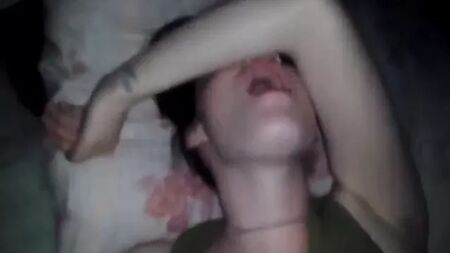 Miúda branca sensual goza no pau de um árabe