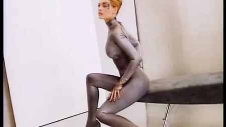 Jeri Ryan - Sessão fotográfica de 1997 com um fato prateado para «Star Trek»