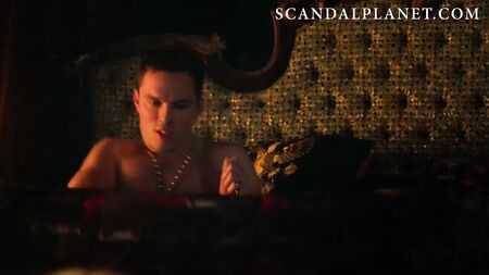 Cena de nudez de Elle Fanning em «The Great»