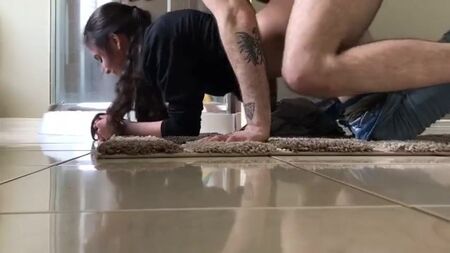 Empregada doméstica sozinha em casa com o patrão