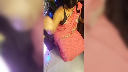 A sedução do sári rosa por uma mãe tamil