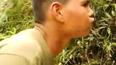 Foderam a mãe idosa na floresta; madrasta madura a foder na floresta; mãe