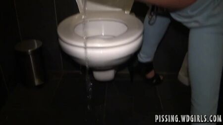 Arquivo de mição de raparigas WD - 0150_dina_piss