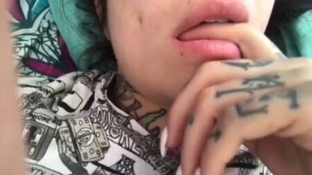 Valentina Davila SG a tocar nos seios e na rata