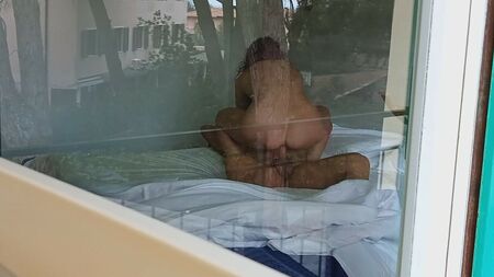 Um voyeur apanhou os vizinhos a foder em frente a uma janela aberta; adoro ver o rabo daquela milf sensual enquanto ela monta um pau enorme