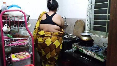 A tia sensual de 55 anos transa na cozinha vestindo um sari - (Tia tamil de 55 anos transa na cozinha)