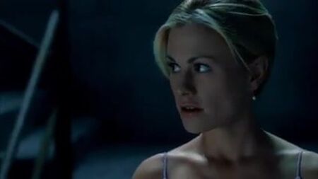 Natasha Alam - True Blood, 3.ª temporada, episódio 1 (cena de nudez)