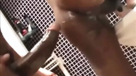 Pau-gigante de um pai excitado vs. um rapazinho indiano