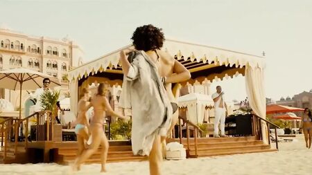 Nathalie Emmanuel num biquíni sensual