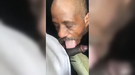 Um sem-abrigo a chupar um pau preto e a engolir a porra