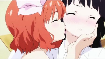 18 cenas de beijos em animes ecchi com Yuri