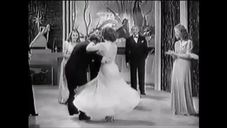 Shirley Temple, no papel de Annie, dança o jitterbug no filme «Miss Annie Rooney», de 1942