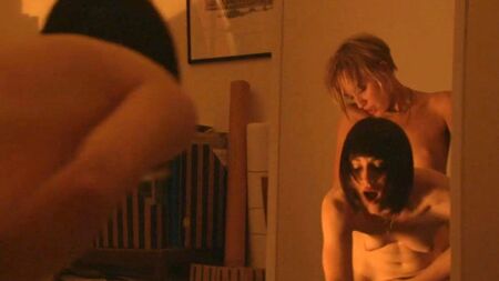 Ruta Gedmintas e Natasha O'Keeffe fazem sexo com uma cinta
