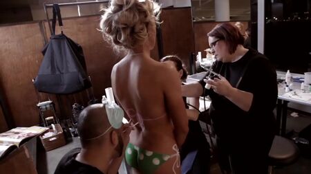 A estrela do golfe Natalie Gulbis aparece completamente nua, vestindo apenas pintura corporal _ Desporto I