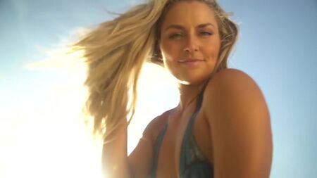 Caroline Wozniacki e Lindsey Vonn exibem-se nuas, vestidas apenas com pintura corporal _ Sports Ill