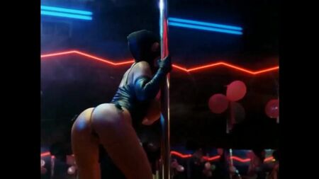 Julie K. Smith em topless - O Dia do Guerreiro (1996)