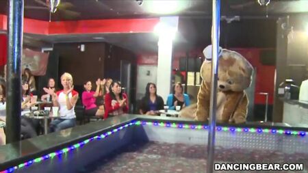 Festa de broches com o «Urso Dançarino» no clube de strip 720p