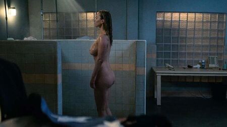 Cena com Betty Gilpin nua, mostrando o rabo e as mamas, no ScandalPlanet.Com