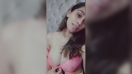 Menina indiana a brincar com seios grandes – Áudio em hindi