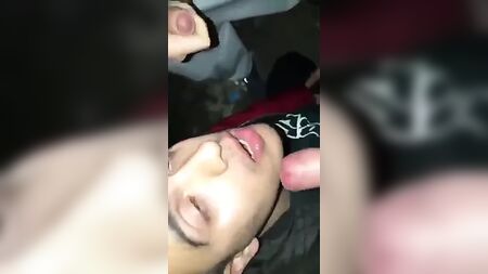 sexo oral durante um passeio de carro