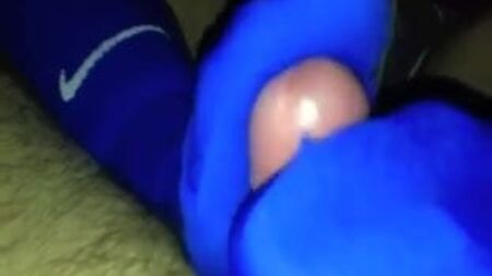 Footjob e Toejob com meias de futebol azuis