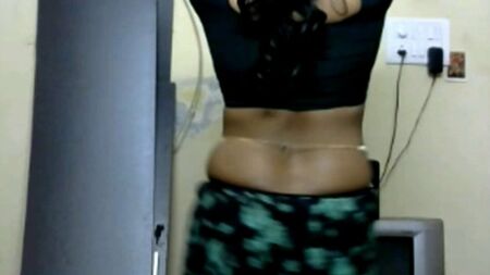 CD KRITHI: SAREE COM DECOTE NO UMBIGO, com corrente na barriga e movimentos de anca