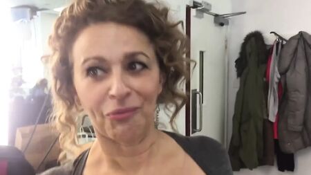 Nadia Sawalha a exibir as mamas grandes